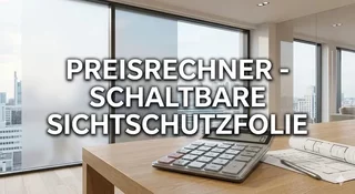 Preisrechner für schaltbare Sichtschutzfolie von B-Smartfoils – Modernes Büro mit smarter Fensterfolie, Taschenrechner und Projektplanung.
